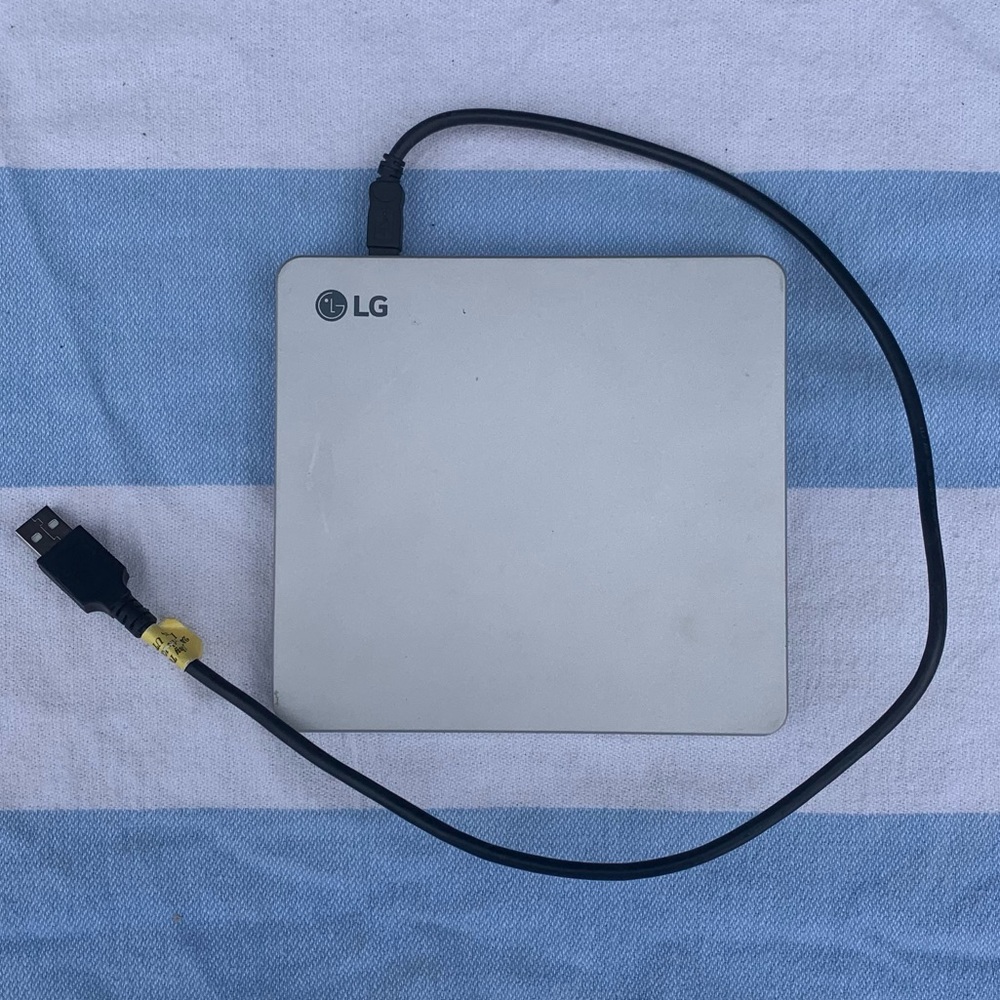 LG AP70NS50 DVDRW DL USB 2.0 Slim SuperMulti Blade External Drive - Silver